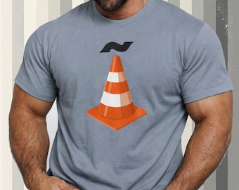 トラフィックコーンのラテン語スラングCONOグラフィックTシャツのコピー | オレンジコーンのイラスト、道路安全Tシャツ