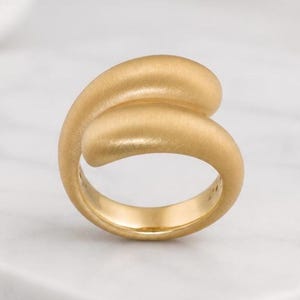 14K Gold Offener Manschettenring Minimalistischer Wickelring Matt Statement Ring Modernes verstellbares Band Alltags Gold Schmuck für Frauen