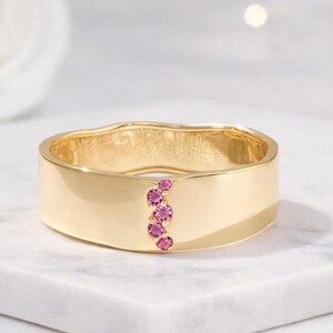 Alianza de boda de rubí, anillo de rubí con pavé ondulado, anillo de gema de oro amarillo, anillo de boda apilable para mujer