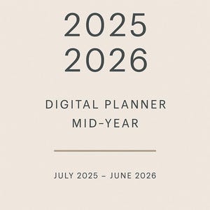 Op de afbeelding: Een digitale planner cover met de jaren 2025 en 2026 in donkergrijze letters. De tekst "DIGITAL PLANNER MID-YEAR" staat eronder, met de data "JULI 2025 - JUNI 2026" onderaan. De achtergrond is lichtbeige.