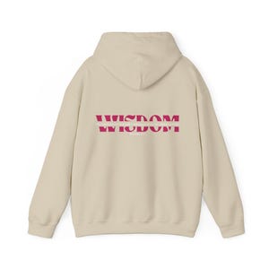 Op de afbeelding: Een beige hoodie met een capuchon en lange mouwen. Het woord "WISDOM" is in magenta op de achterkant gedrukt, met een kleinere tekstregel eronder. De hoodie is gemaakt van een zacht materiaal.