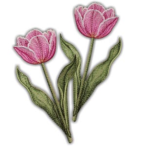 Op de afbeelding: Geborduurde patch met twee roze tulpen met groene stelen en bladeren. De tulpen hebben gedetailleerde steken en een witte omtrek, tegen een witte achtergrond. De patch is waarschijnlijk voor kleding of accessoires.