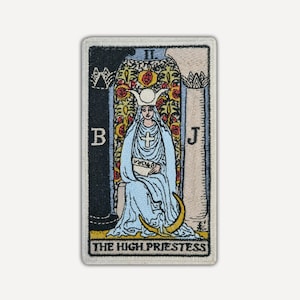 Op de afbeelding: Een rechthoekige geborduurde patch met het ontwerp van de tarotkaart De Hogepriesteres. De figuur draagt een hoge kroon en blauwe gewaden, zittend tussen twee pilaren gemarkeerd met B en J. Een gele maansikkel ligt aan de voeten, met tekst onderaan.