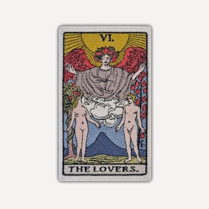 Puede incluir: Un parche bordado rectangular con el diseño de la carta del tarot Los Amantes. Muestra una figura alada central sobre dos figuras de pie, un árbol con frutos, una montaña y un sol amarillo. El texto VI y THE LOVERS es visible.