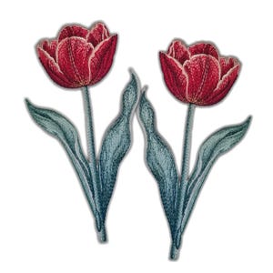 Könnte beinhalten: Zwei gestickte Tulpenaufnäher. Die Blüten sind tiefrot mit weißen Rändern, und die Blätter und Stiele sind ein gedämpftes Blaugrün. Die Aufnäher sind zum Aufnähen auf Stoff gedacht und verleihen Kleidung oder Accessoires einen floralen Akzent.