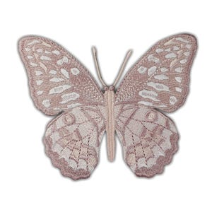 Op de afbeelding: Geborduurde vlinderpatch in tinten mauve en wit. De vlinder heeft gedetailleerde vleugelpatronen en fijne antennes. Deze decoratieve patch kan worden gebruikt om kleding, tassen of andere stoffen items te verfraaien.