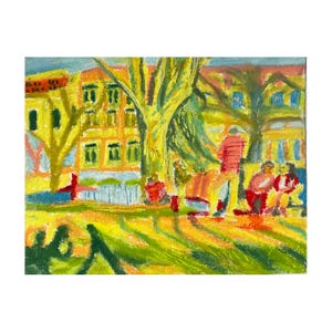 Op de afbeelding: Een impressionistisch schilderij van een parkscène met gebouwen op de achtergrond. Het kunstwerk heeft gele, groene, rode en blauwe tinten, met figuren en bomen. De stijl doet denken aan een pasteltekening.