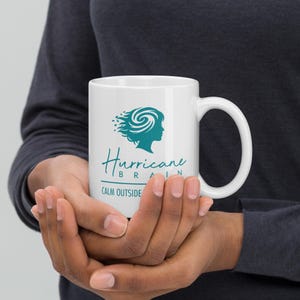 Taza de café / Humor sobre la ansiedad y el exceso de pensamiento | Taza de cerámica | Regalo para la oficina, Taza "Cerebro de huracán, Calma por fuera, caos por dentro" | Envío GRATIS a EE. UU.