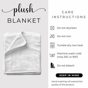 Pu&ograve; includere: Una coperta di peluche bianca piegata con le parole "plush BLANKET" in corsivo nero. Sono elencate le istruzioni per la cura, tra cui "Non lavare a secco" e "Lavare in lavatrice: freddo (max 30C)". &Egrave; visibile anche il testo "KEEP IN MIND".