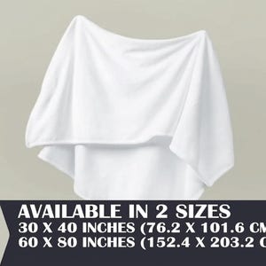 Puede incluir: Una manta blanca drapeada sobre un objeto invisible. La manta est&aacute; disponible en dos tama&ntilde;os: 76,2 x 101,6 cm y 152,4 x 203,2 cm. El texto "AVAILABLE IN 2 SIZES" se muestra en la parte inferior de la imagen.