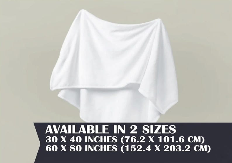 Puede incluir: Una manta blanca drapeada sobre un objeto invisible. La manta est&aacute; disponible en dos tama&ntilde;os: 76,2 x 101,6 cm y 152,4 x 203,2 cm. El texto "AVAILABLE IN 2 SIZES" se muestra en la parte inferior de la imagen.
