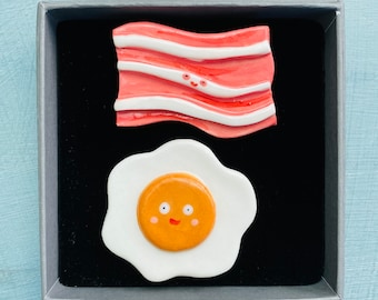 Bacon and  Egg Fridge Magnets. Ceramic happy Fried Egg/Bacon Magnet Set. Fun Breakfast set magnet Gift.Cute quirky gift .Handmade in Wales.