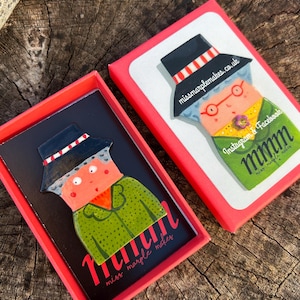 Handgjord Miss Marple-detektivbrosch i keramik.