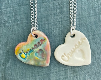 Pendentif coeur en céramique Chwaer. Collier coeur d'amour gallois. Pendentif coeur en porcelaine. Chwaer/soeur. Idée cadeau fait main. Fabriqué au Pays de Galles, Royaume-Uni.