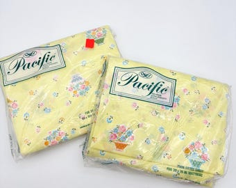 Vintage NIP-dekenset van 2 maten uit de jaren 70 van Pacific | Zonnig geel met bloemen | Plat en getailleerd