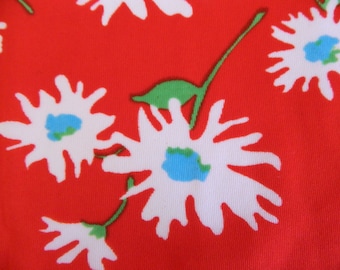 Remanente de tela floral de la década de 1970 / Material de poliéster vintage en rojo / 1 yarda