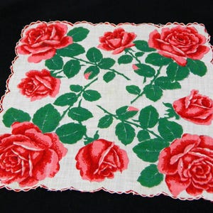 Vintage 50-talsnäsduk med rosor och vågiga kanter