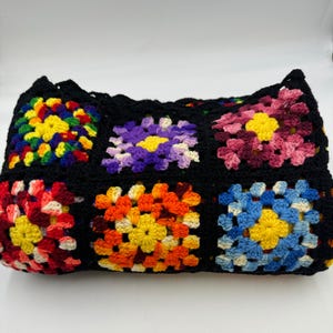 vintage grand-mère carré afghan | Jeté coloré au crochet des années 70, 46 x 71 po.