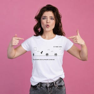 Peut inclure: T-shirt blanc avec un dessin noir d'un dinosaure courant sur une ligne, avec des cactus et une fenêtre. Le texte "Impossible de se connecter à Internet" est en dessous. Le t-shirt est porté par une personne.