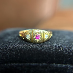Anillo antiguo victoriano de oro amarillo de 18 quilates con diamantes y rubíes.