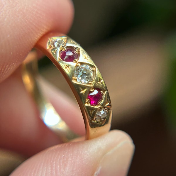 Anel antigo vitoriano em formato de estrela com diamantes e rubis, em ouro 18K.
