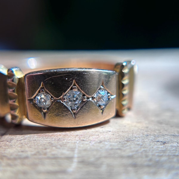 Anel antigo geométrico com três diamantes, ouro 15K