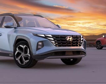 Puede incluir: Dos SUV Hyundai Tucson se muestran contra un fondo de puesta de sol. El vehículo delantero es azul claro con detalles en negro y una parrilla negra. El segundo vehículo es rojo. Ambos tienen ruedas negras.