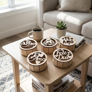 Könnte beinhalten: Handgefertigtes Holzschild mit dem Wort "Welcome" in verspielter Schrift. Das weiß lackierte Schild hat einen Used-Look und ein kleines Herz. Für den Innen- und Außenbereich geeignet.