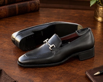 Handgemaakte geklede schoenen van kalfsleer met reliëf, formele bruidsschoenen.