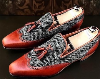 Mocasín de hombre en piel y tela marrón, zapatos de vestir únicos, slip ons con borlas.