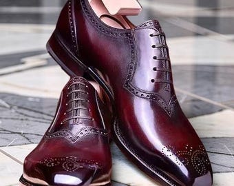 Zapatos Oxford casuales de cuero burdeos con cordones y puntera alada, hechos a mano para hombre.