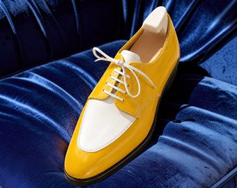 Scarpe eleganti da uomo in vera pelle, gialle e bianche, fatte a mano, con lacci.