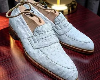 Sapatos masculinos novos, feitos à mão, em couro branco com textura de avestruz, para ocasiões formais e sociais.