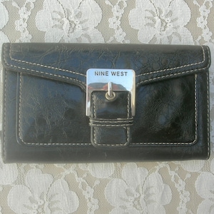 Cartera Nine West, piel de serpiente sintética negra, 16 ranuras para tarjetas, 3 bolsillos anchos, un compartimento con cremallera, excelente estado vintage