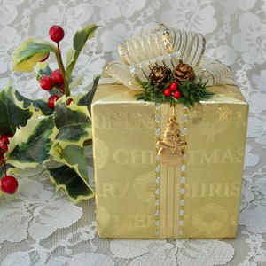 Musical Holiday Box, plays &quot;Winter Wonderland&quot; gold paper, gift box, 3&quot; square, unused, excellent vintage condition