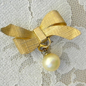 Small Gold Bow & Pearl Pin, very good vintage condition, gold pearl brooch, 1 1/2&quot;