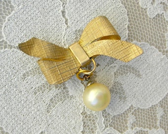 Small Gold Bow & Pearl Pin, very good vintage condition, gold pearl brooch, 1 1/2"