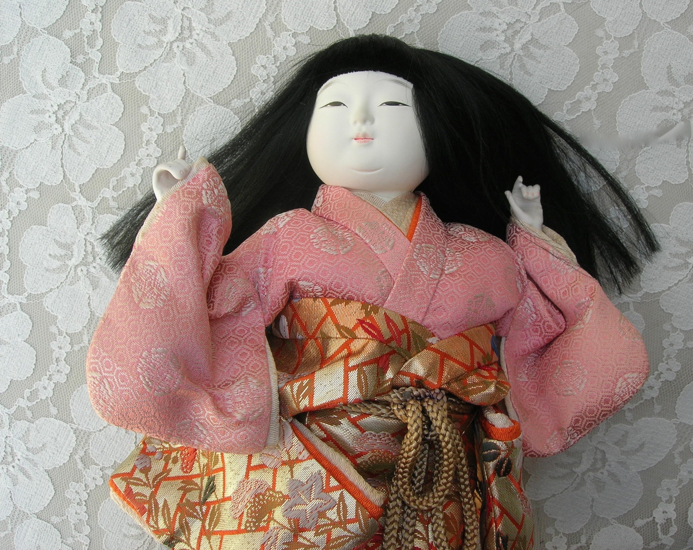 Belle poupée japonaise Kamikori pour petit garçon vêtue d'un kimono en  brocart de soie. -  France