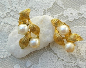 Napier Pearl & Gold Leaf Screw-Back/Clip-on Earrings, mid-century, fine costume jewelry, 1" very good vintage condition.