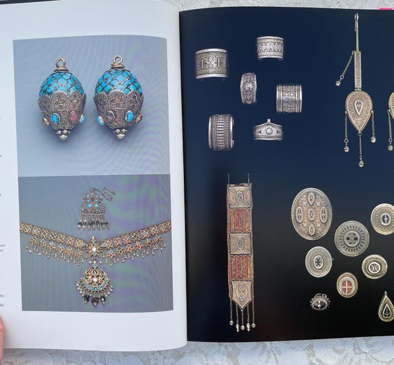 The Splendor of Ethnic Jewelry 写真集 The Splendor of Ethnic Jewelry, Large Illustrated Soft Cover