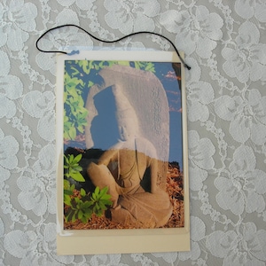 Carte de correspondance avec photo représentant une statue de Bouddha, enveloppe décorée recto-verso, papier cartonné décoré pour le message, suspension murale inspirante, excellent état