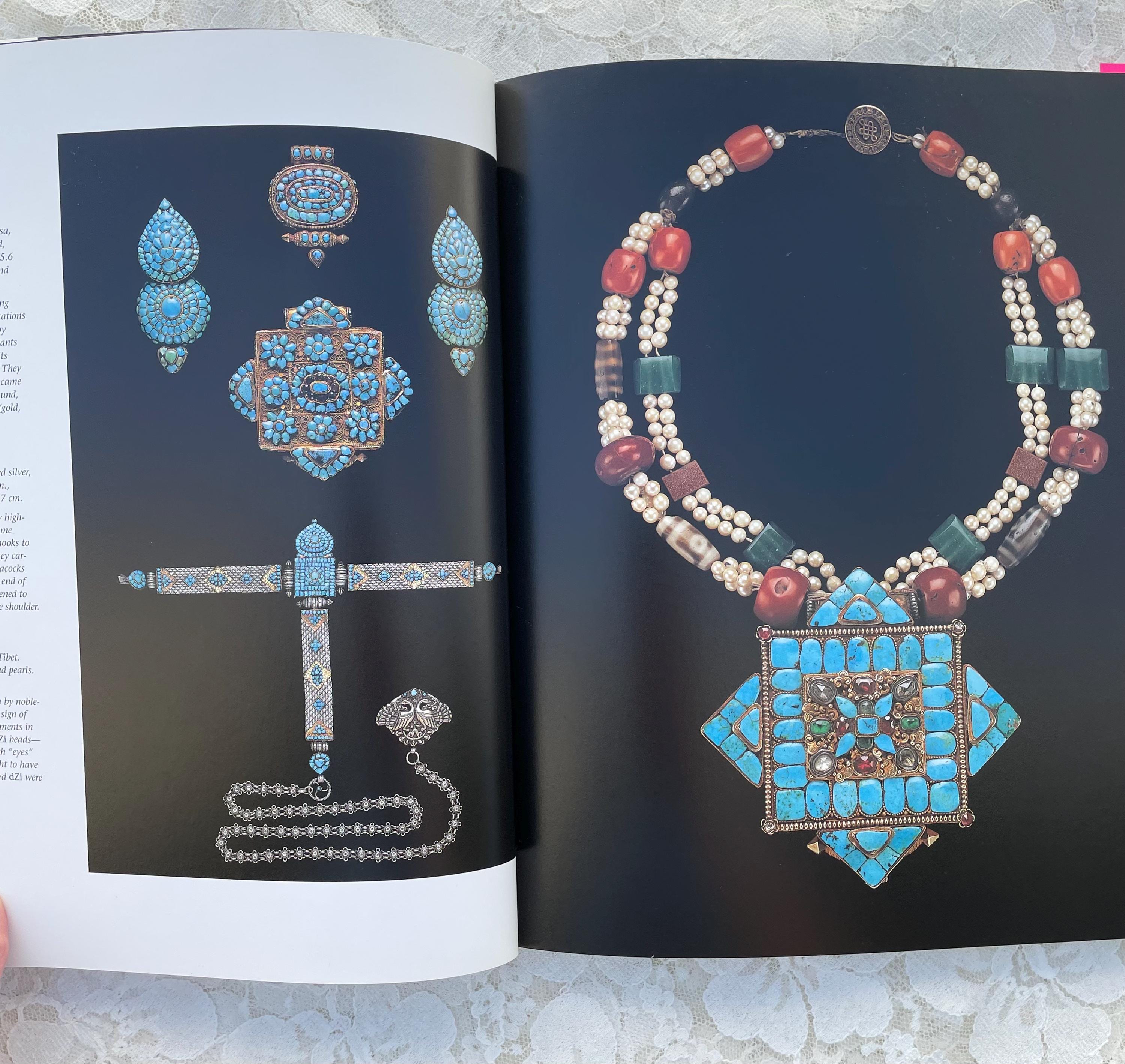 The Splendor of Ethnic Jewelry 写真集 The Splendor of Ethnic Jewelry, Large Illustrated Soft Cover