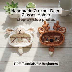Może przedstawiać: Dwa ręcznie robione szydełkowe uchwyty na okulary, jeden w kształcie owcy, a drugi jelenia. Uchwyt na owcę jest biały z beżową twarzą, a uchwyt na jelenia jest brązowy z beżowymi akcentami. Widoczny jest tekst "Handmade Crochet Deer Glasses Holder" i "PDF Tutorials for Beginners".
