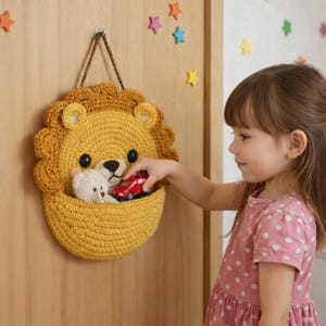 Könnte beinhalten: Ein Set aus drei Keramikbechern mit gesprenkelter, matter Oberfläche. Die Becher sind in Creme-, Hellgrau- und Dunkelgrautönen gehalten. Jeder Becher hat ein schlichtes, minimalistisches Design.