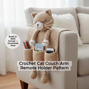 Könnte beinhalten: Häkelanleitung für eine Katzen-Coucharm-Fernbedienungshalterung in Beige. Die Katze hat geschlossene Augen und weiße Schnurrhaare. Der Halter hat drei Taschen für Stifte, ein Buch und ein Telefon. Der Text lautet "Crochet Cat Couch Arm Remote Holder Pattern."