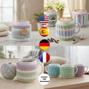 Könnte beinhalten: Mehrere weiße Keramikbecher mit farbenfrohen, gehäkelten Manschetten. Die Manschetten sind in verschiedenen Pastellfarben gehalten und haben Knopfverschlüsse. Eine Tasse enthält einen Latte. Der Text "Instant PDF Download" ist sichtbar.