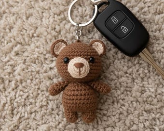 かぎ針編みのクマのキーホルダーのパターン - アミグルミクマ、英語PDF