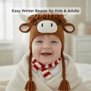 Pode incluir: Um bebé sorridente a usar um gorro de croché castanho em forma de vaca das Terras Altas, completo com chifres, orelhas e focinho branco. O gorro tem tranças compridas. O bebé também usa um cachecol às riscas vermelhas e brancas. O texto na imagem diz: Easy Winter Beanie for Kids & Adults.