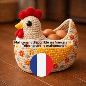 Puede incluir: Una cesta de huevos con forma de gallina hecha a mano. La cesta es de color beige con detalles en rojo, amarillo y naranja. La gallina tiene una cresta y una barbilla rojas, un pico amarillo y un ojo negro. La cesta contiene huevos marrones.