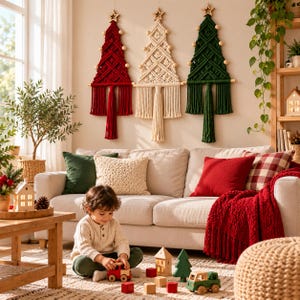 Puede incluir: Tres tapices de macramé con forma de árbol de Navidad en rojo, crema y verde oscuro, cada uno rematado con una estrella de madera y decorado con cuentas de madera. Presentan patrones de nudos intrincados y flecos largos en la base.